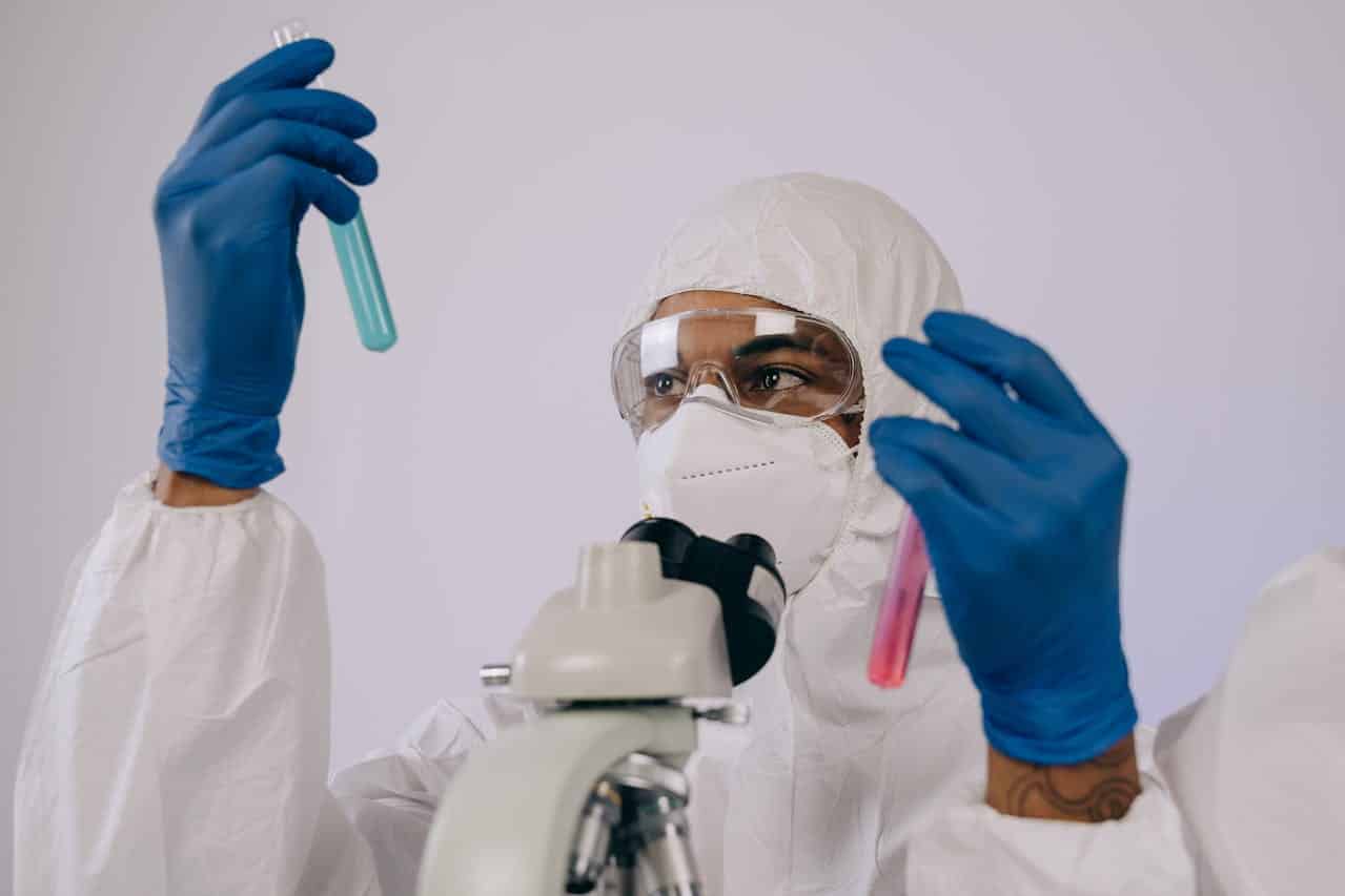 Naukowiec badający zawartość probówki laboratoryjnej