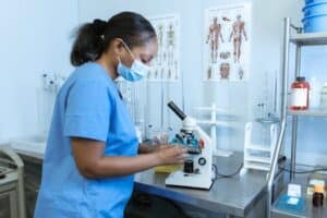 Jak kupić sprzęt laboratoryjny online w 2026 roku? Kompleksowy przewodnik