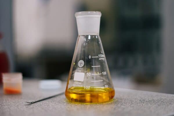 Kolba Erlenmeyera szklana ze skalą na stole laboratoryjnym